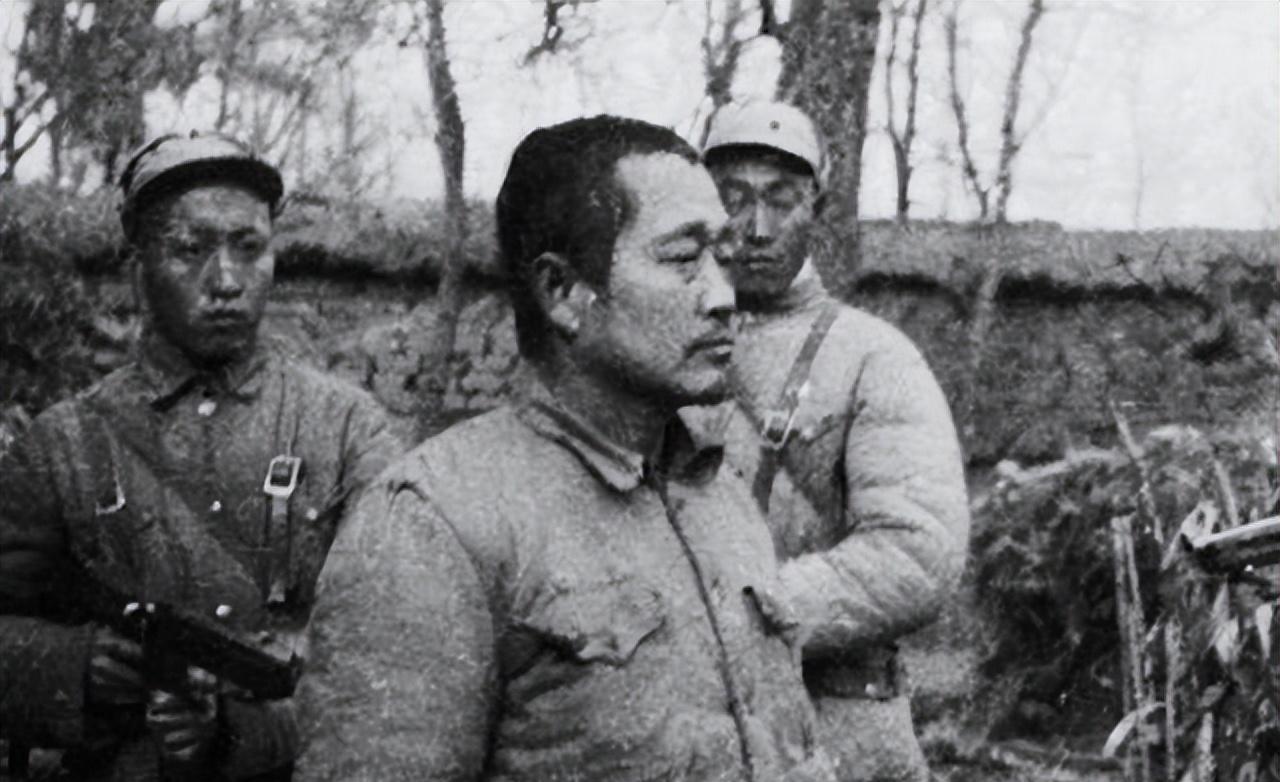 1949年1月11日，被俘的杜聿明在接受审问时，从口袋不停的掏出美国香烟、牛肉干