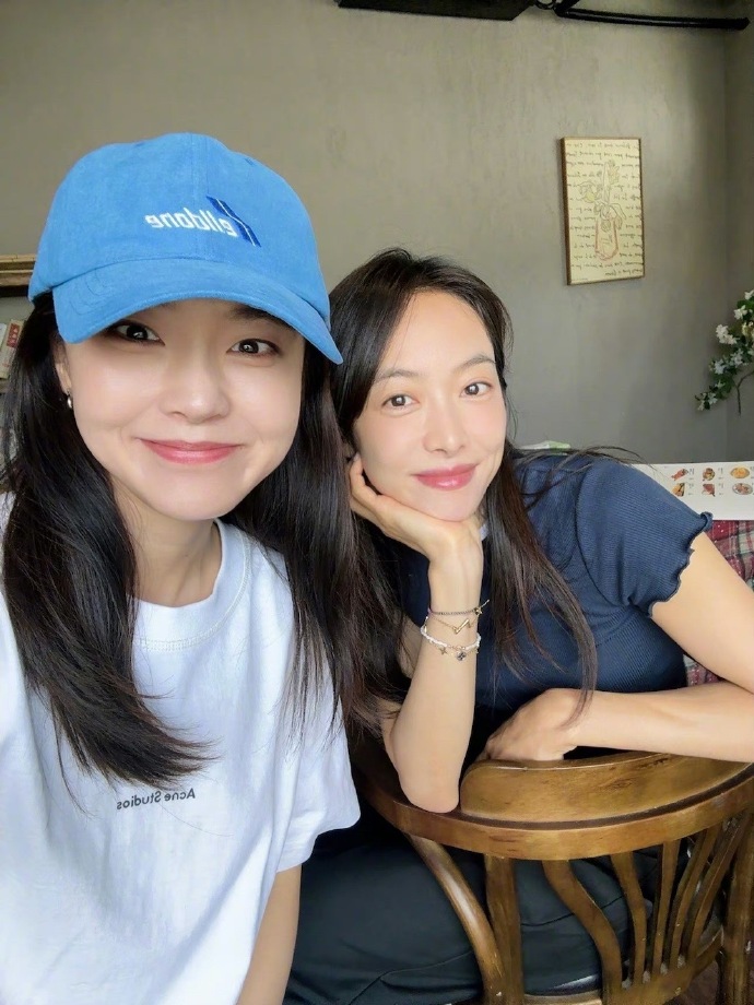 张佳宁晒与宋茜合照，美女的朋友都是美女。