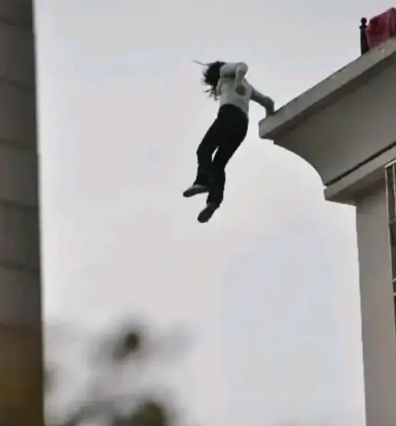 上海，一女孩割腕自杀，医院抢救一夜，将女孩抢救过来，转入普通病房后，医生嘱咐家属