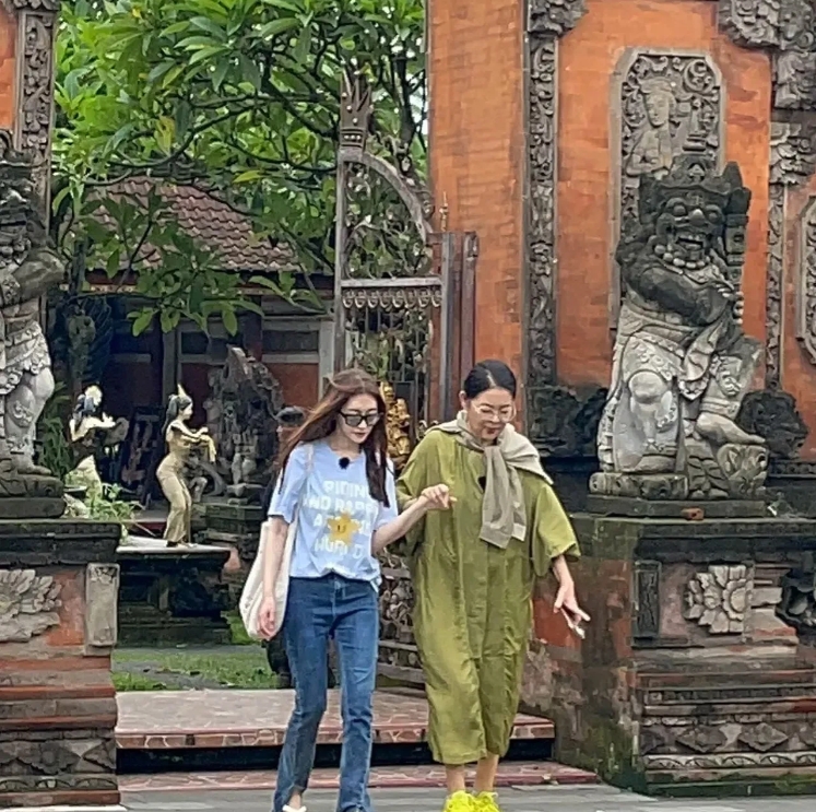 向太和倪萍在节目上斗嘴也不是一两次了，而当她们俩偏偏坐车子都是坐在一起的时候。