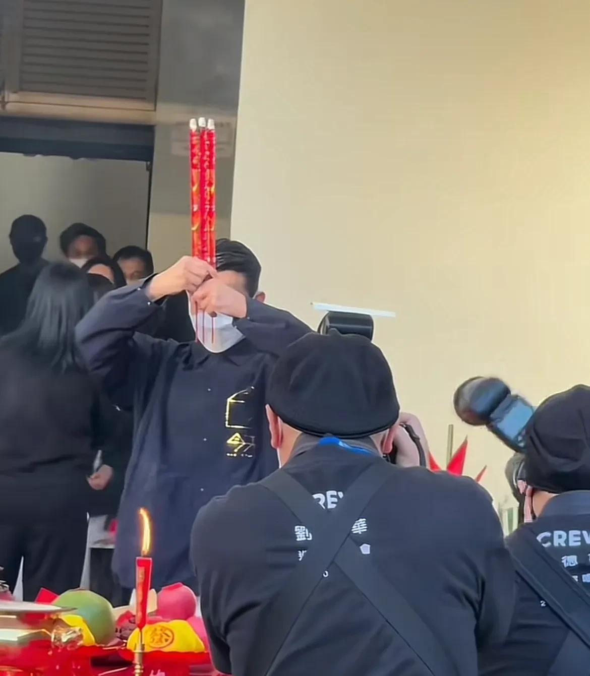 香港人最尊重传统文化了，连华仔开演唱会之前都要烧个香，拜四方，我发现越有本事的人