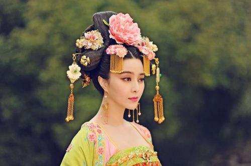 隋唐演义：武媚娘皇后赐婚薛仁贵，是喜欢他还是警告他？