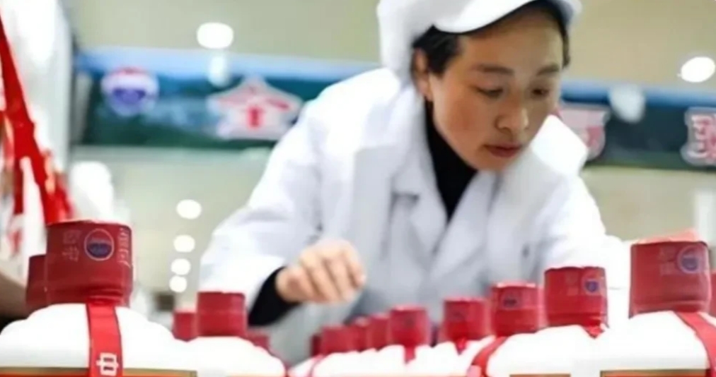 散装茅台酒价格一路下跌，从年初的3500到现在跌破2300元，暴露了以下几件事：