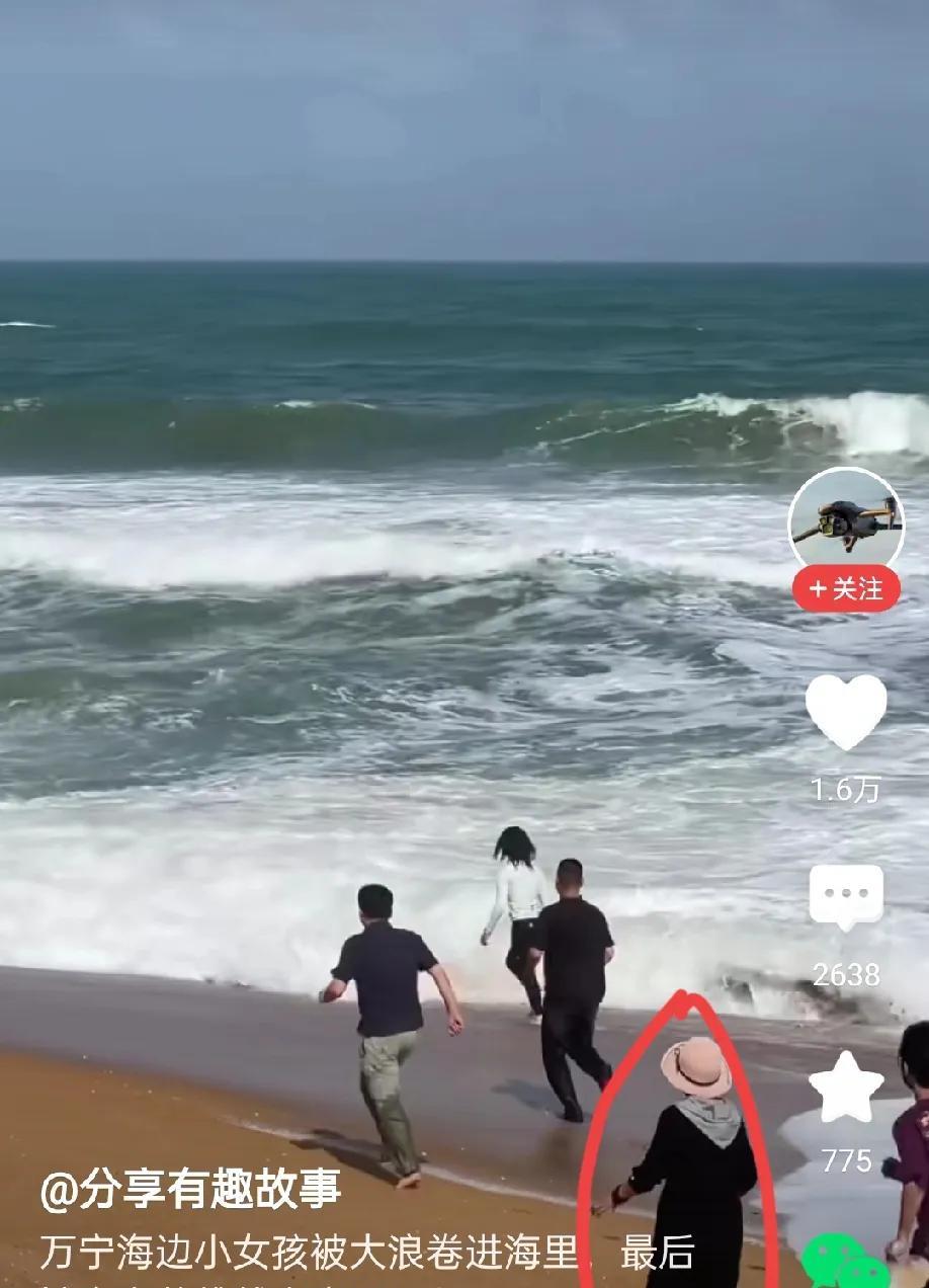 反复观看海南万宁白衣小哥救人视频，除了勇敢的白衣小哥，一个灰衣大哥，黑衣大哥，还