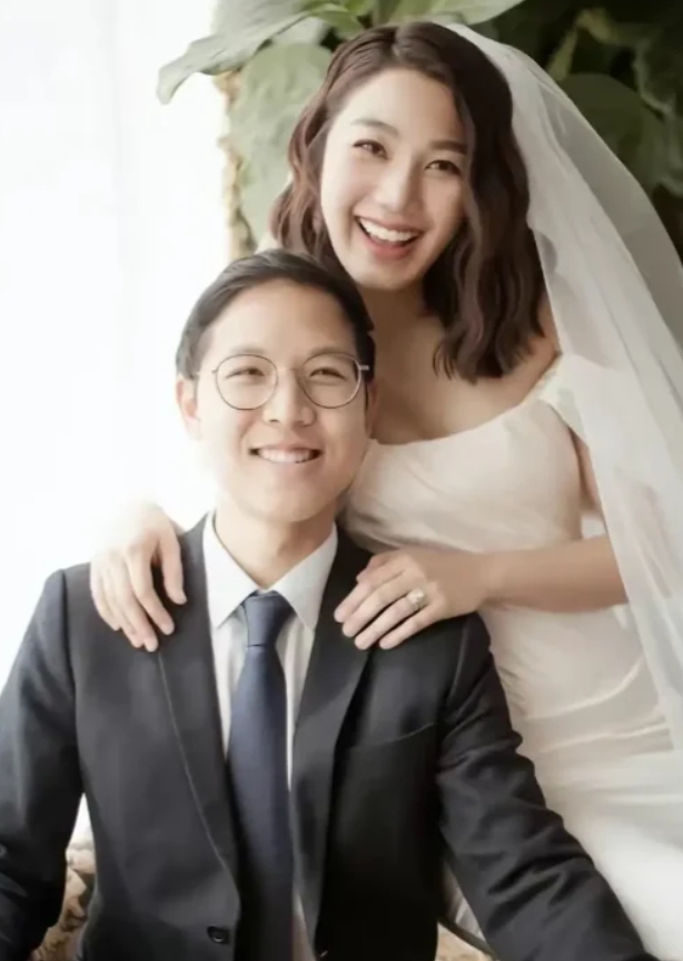 秦沛女儿大婚，他满头白发乐开花