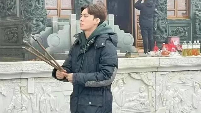 李易峰现身辽宁祈福，紧抱古树不松手，38岁状态下滑与路人无异！