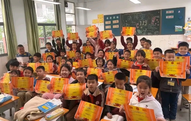 引发争议！某个小学，一位班主任，期末放假，老师给每个学生发奖状，学生都很开心，但
