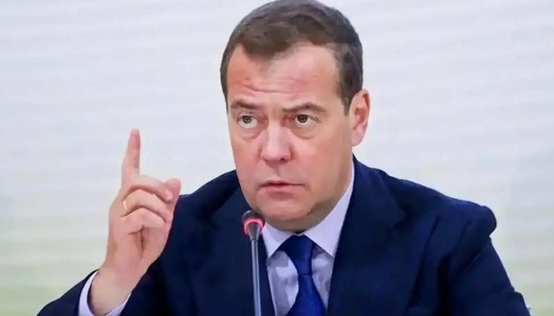 梅德韦杰夫发文称乌克兰有两个选择，要么与俄罗斯站在一起，要么在地图上消失。俄罗斯