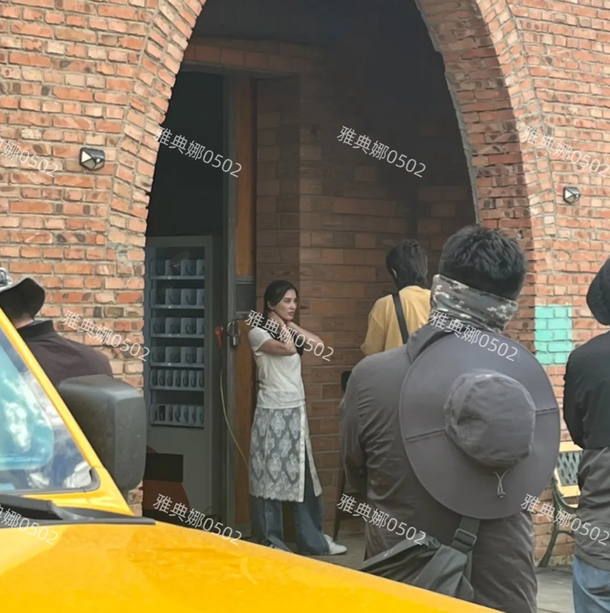 内蒙古马场偶遇黄圣依和杨子，黄圣依个子不高特别瘦，脸很小很骨感很立体，本人比综艺