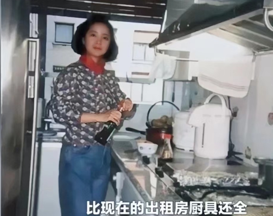 1991年，法国，邓丽君为男友保罗做饭的珍贵照片。镜头下的邓丽君留着短发，身穿花