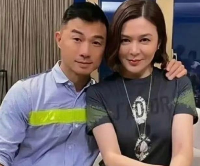 关之琳又换男友了？看上去十分年轻，五官英俊，身材堪比模特。关之琳活得太潇洒自在了