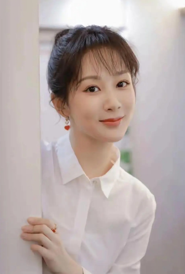 7月5号，杨紫和檀健次纷纷冲上了热搜！让人没想到的是，不是因为《长相思2》，而是