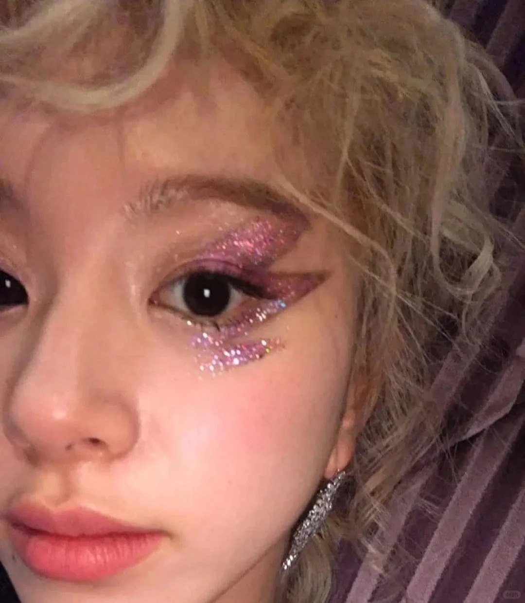 女爱豆的眼妆也太.....
太适合去音乐节了吧！！好闪好有创意