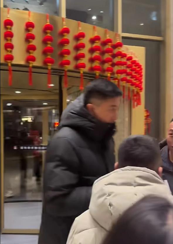 广东队输给了卫冕冠军辽宁队，赛后球员回到了酒店，个个都是垂头丧气，没有任何高兴之
