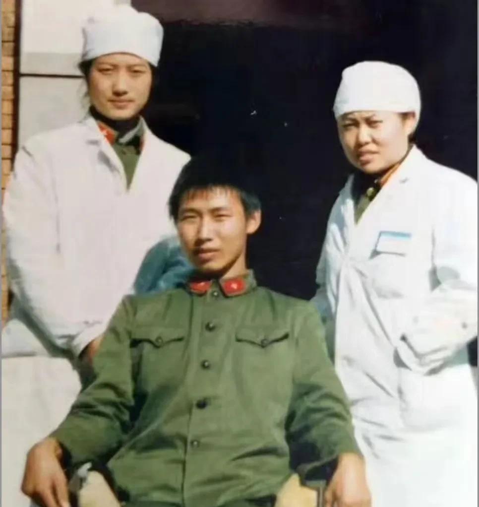 图一是在对越自卫反击战期间，我军一名年轻战士在战斗中不幸失去双腿后，与医护人员的