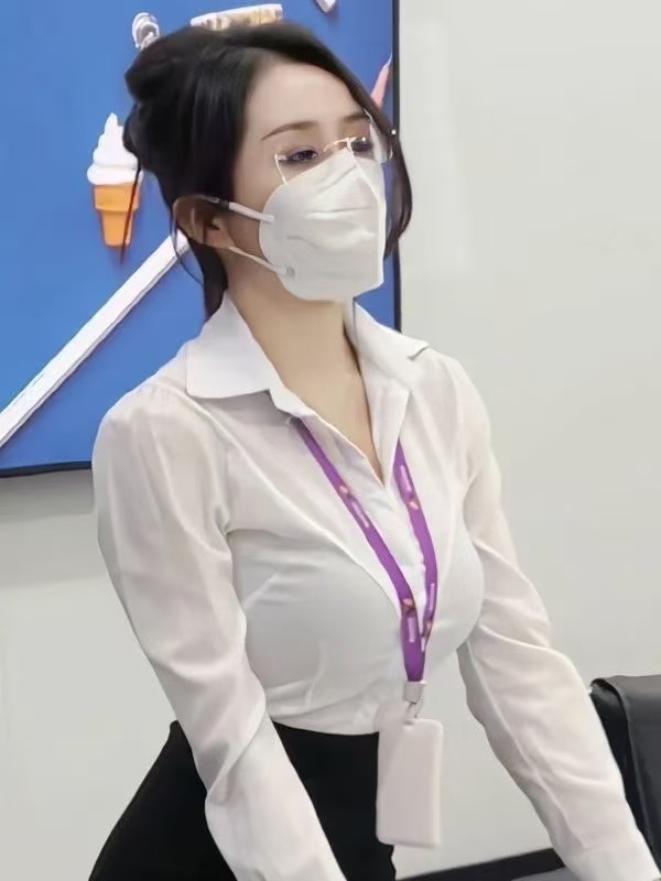 我和比我小两岁的后妈感情很好哈哈哈哈