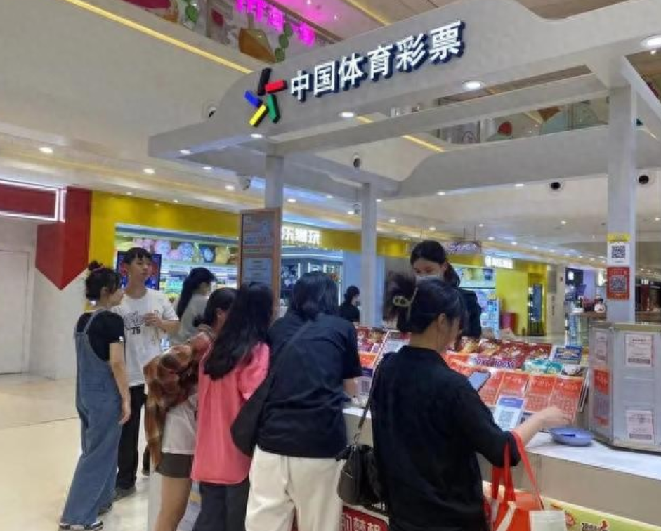 男子手里握着公司给予的12万赔偿金回家休养。偶然间，他花了20元购买彩票，没想到