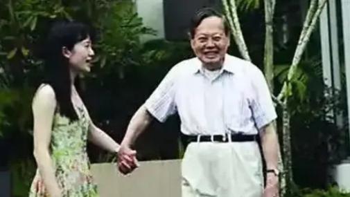 103岁杨振宁再次住院！小27岁岳母来医院探望，杨振宁仅用三字称呼她，尽显高情商