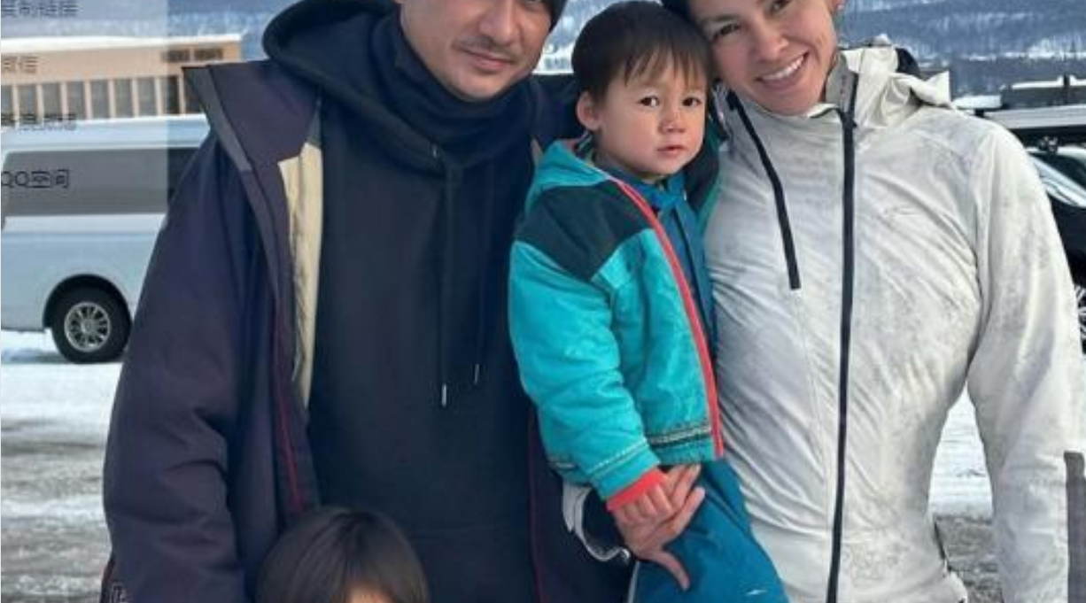 真刺激！香港名模一丝不挂和俩儿子泡温泉，网友：这不合适 近日，香港名模、影视女星