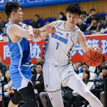 北京男篮球员曾凡博谈自己入选国家队，他表示：很荣幸入选国家队，在上一阶段的时候我