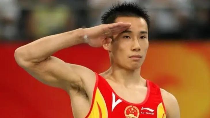 奥运冠军肖钦：因女友诈骗5800万被牵连，8年后归来已是大校军衔