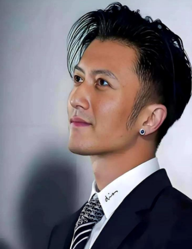锋芝又上热搜？！

张柏芝二儿子照片曝光啦！还是正面照！之前藏得可严实了！这保密