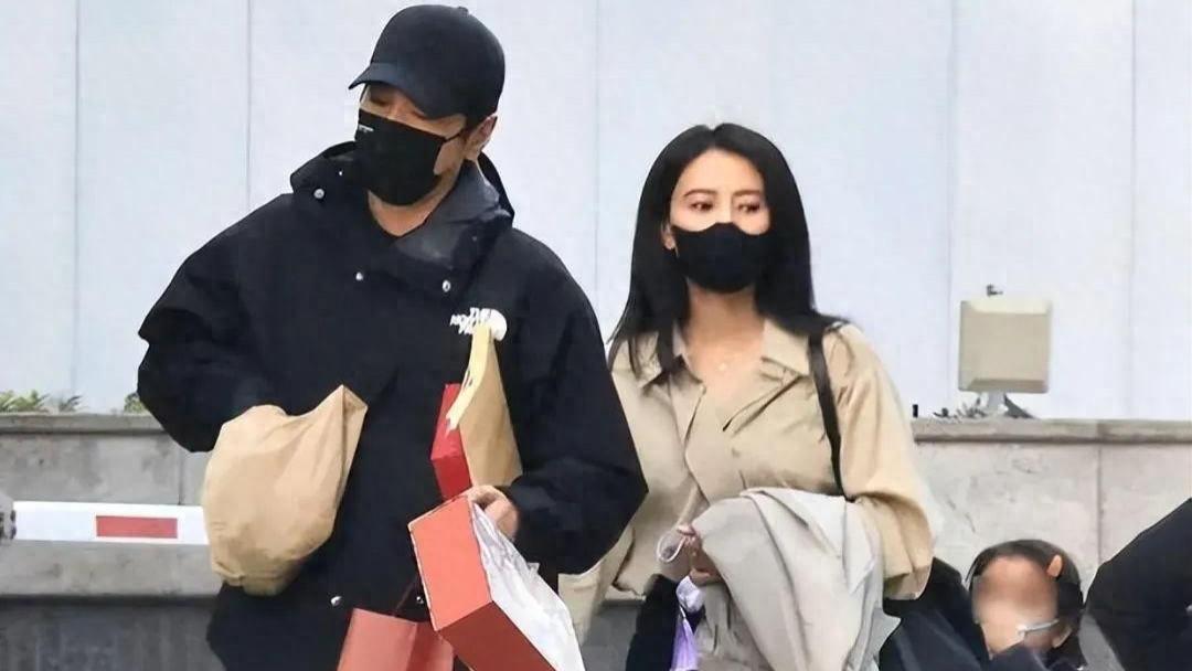 赵又廷母亲七十寿宴，高圆圆携女惊喜现身，一家五口超甜同框