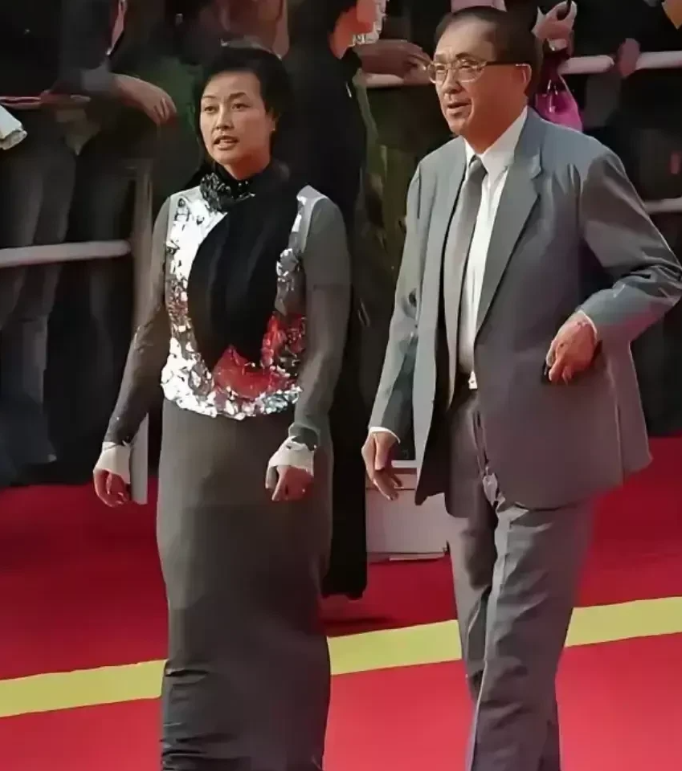 这是2004年刘晓庆刚出狱不久的一张真实照片。当时，所有人都对她唯恐避之不及，但