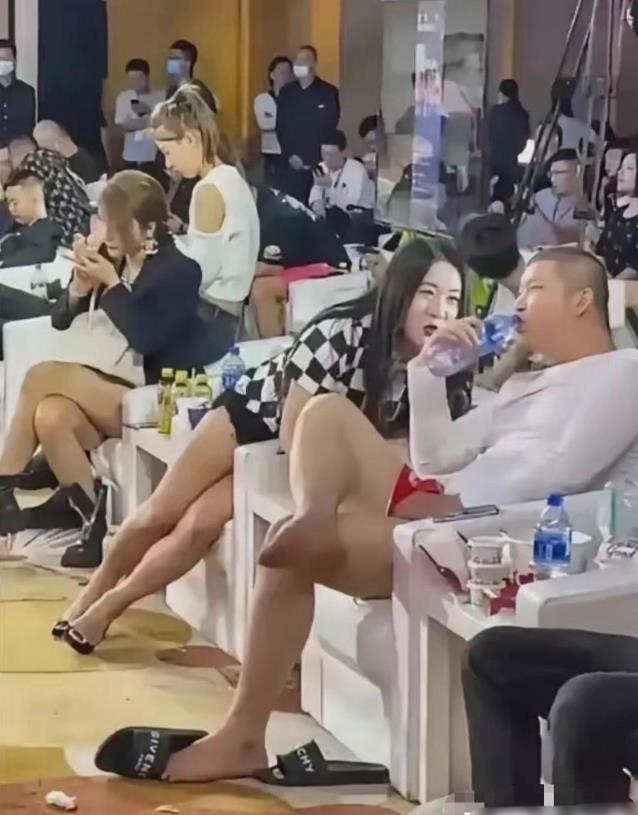 一群东北网红的聚会，站没站相，坐没坐相，是短视频和直播带货成就了他们。