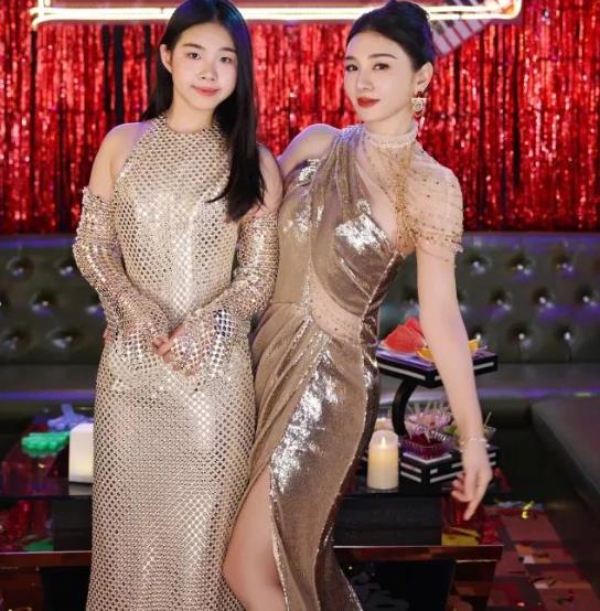 黄奕曾是红极一时的知名演员，塑造诸多经典角色。近期，她带11岁女儿黄芊玲参加活动