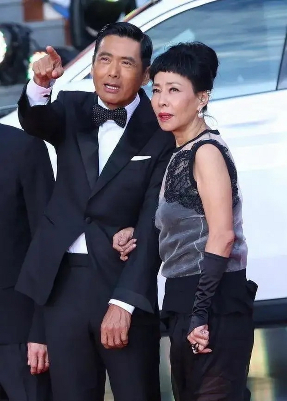 周润发和陈荟莲结婚前，从不带她去片场看自己拍戏，怕吓到她。后来陈去片场，看到发哥