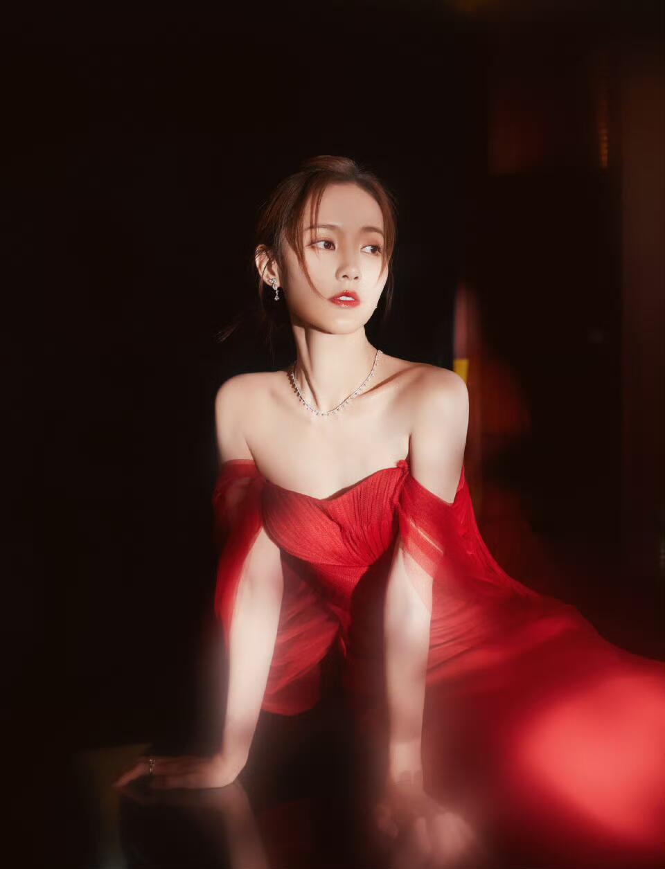 李一桐红色礼服，绝了