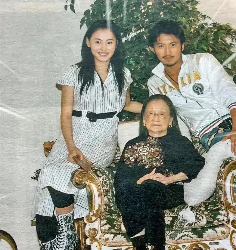 2007年，谢霆锋带着张柏芝去温哥华看望了奶奶。
当时的张柏芝怀孕了，又怕路途遥