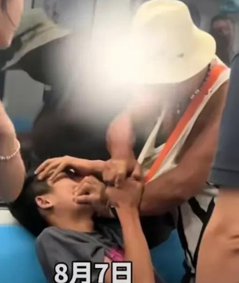真搞不懂，一个年轻小伙子，居然被一个老爷爷打得满脸血。就因为地铁上没给他让座。老