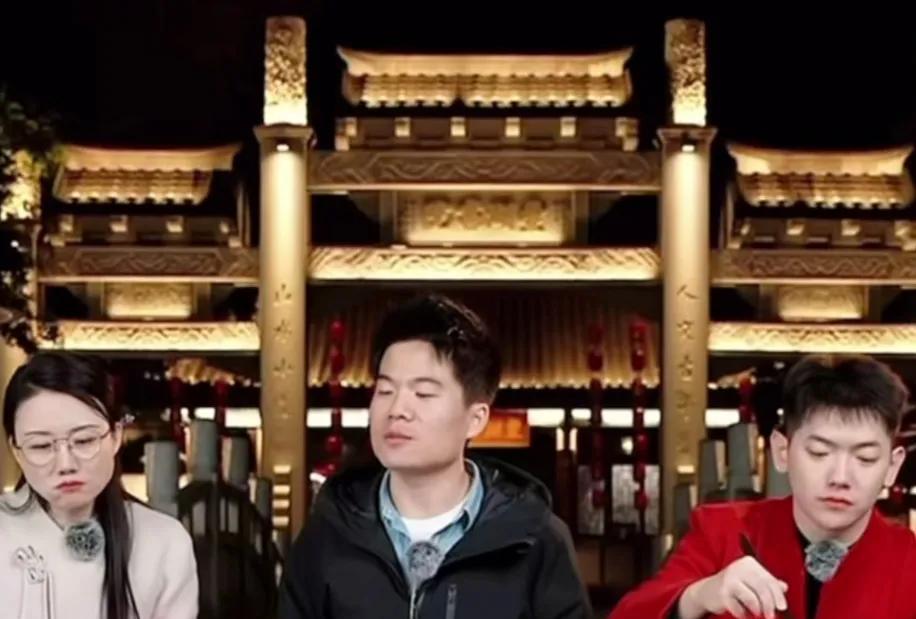 有人问董宇辉:“你以后有孩子，他不听话，你会打他吗？”董宇辉一听，就想起了自己小