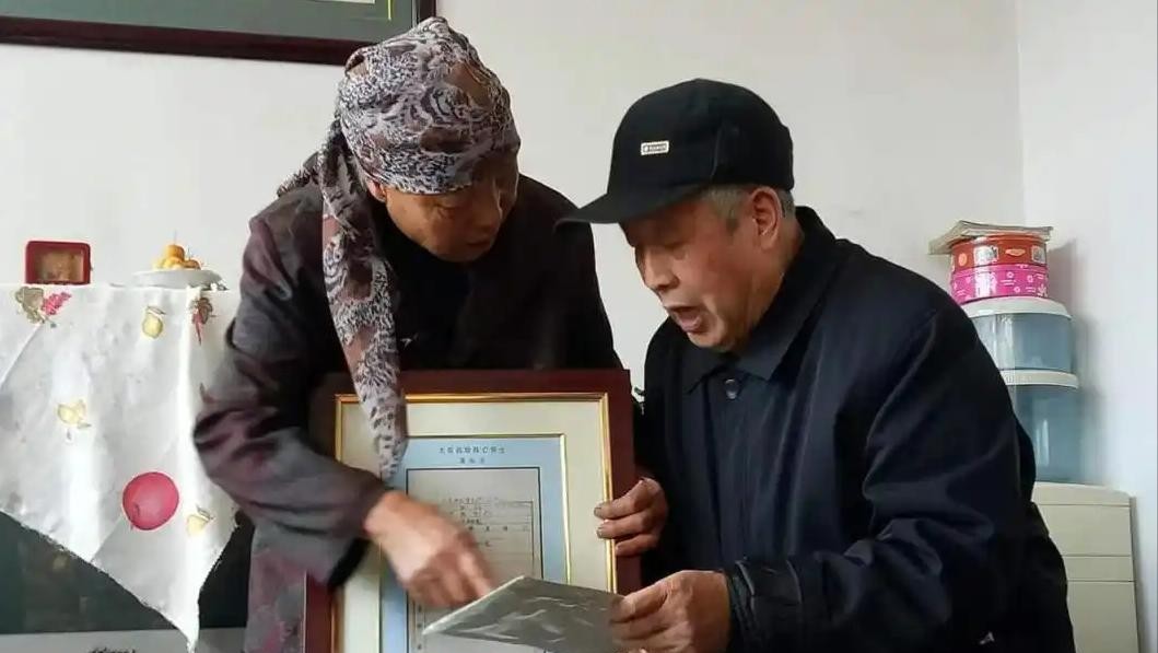 老兵花钱买旧纸 为烈士寻亲

                         