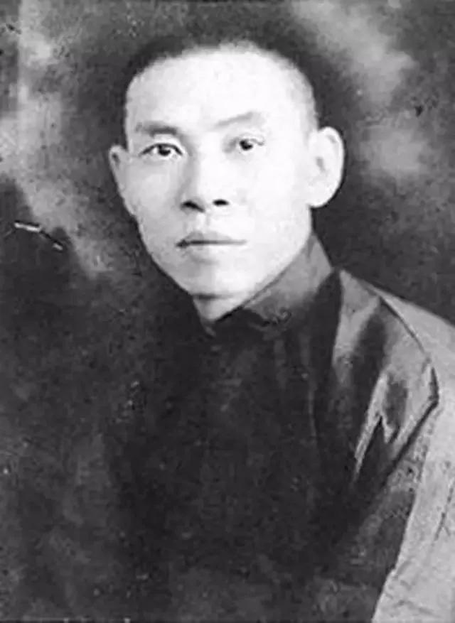 1946年，戴笠乘坐飞机前往上海开会时，不幸遭遇恶劣天气，飞机坠毁身亡。消息传来