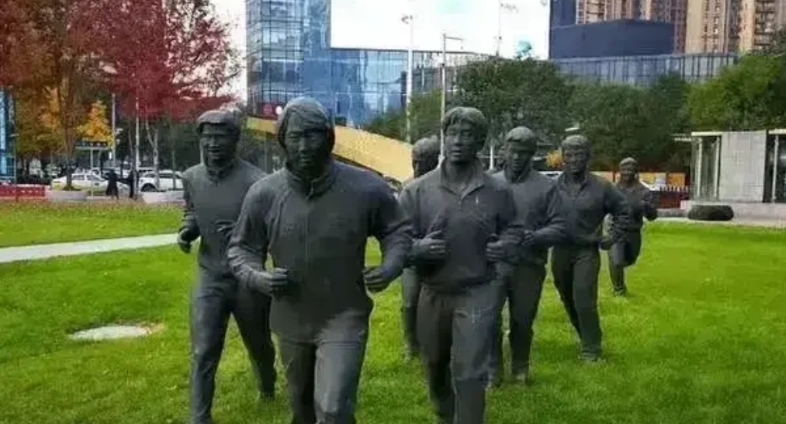 有网友问，李铁的塑像怎么处理好？
答，有两种方案：

第一个，拆除不商量，人都进