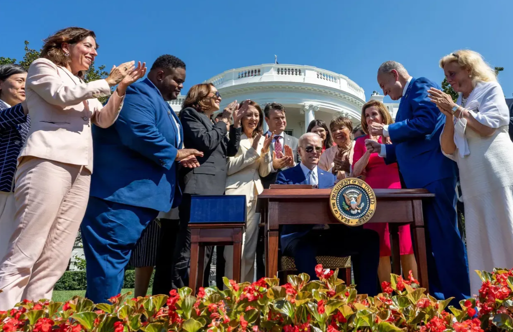 刚刚拜登不小心说出了打压华为的原因和秘密……
拜登今天发文说：“半导体——那些比