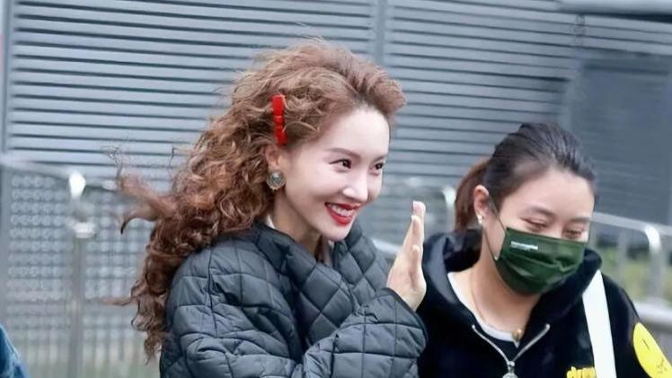 34岁金晨增肥后大变样，穿紧身牛仔裤烫羊毛卷少女感十足，美到差点认不出！