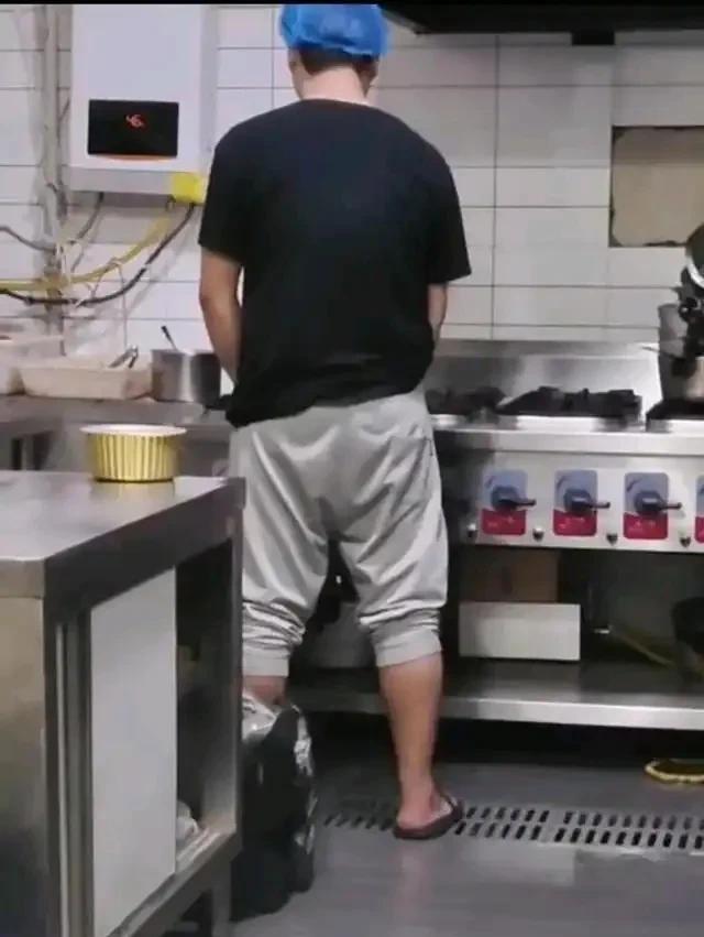 成都火锅店员工后厨小便，几个细节曝光：
1、发布视频的也是火锅店员工，因与店铺有
