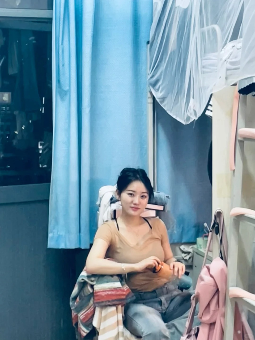 女大
咱在宿舍也是整上氛围感了