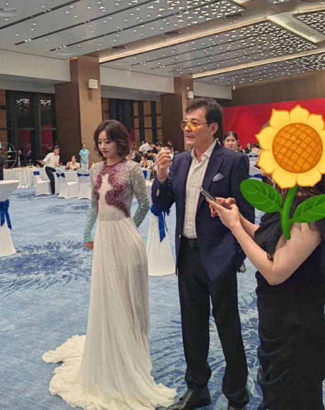 飞天奖这一夜：赵丽颖差点摔跤，赵今麦穿睡裙，主持人好尬（赵丽颖拿奖有卖照片）-第1张图片-九妖电影