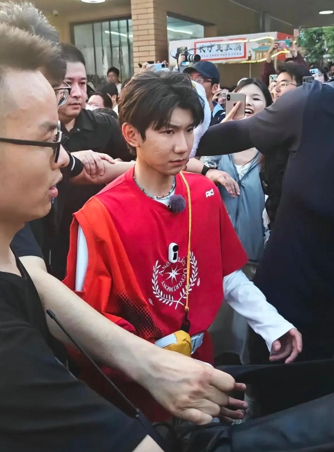 王源的生图曝光，简直不敢看！明星离开了化妆、美颜、修图，颜值也就那样！说真的，这