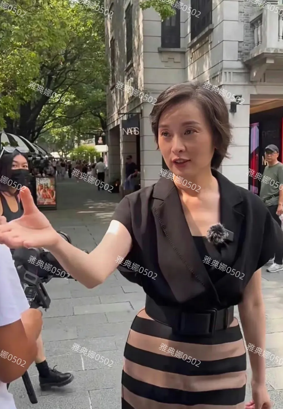 吴越老师本人真的好有气质，52岁的了腰还是那么细，脸上没有一丝医美痕迹自然耐看又