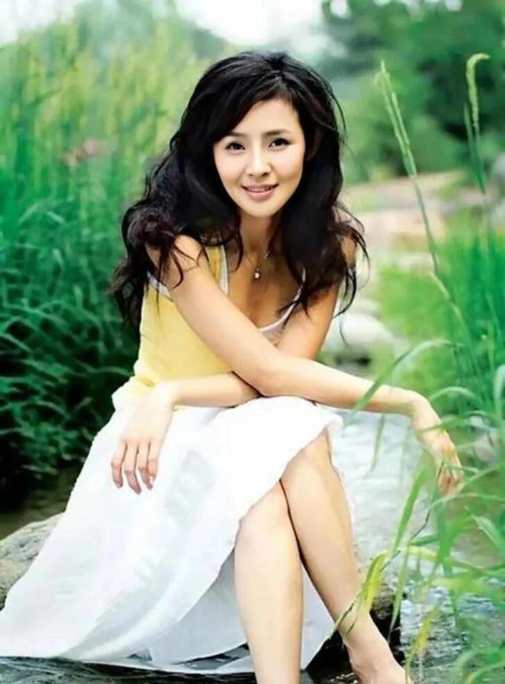 于明加:从荧幕到家庭，她的故事温暖人心