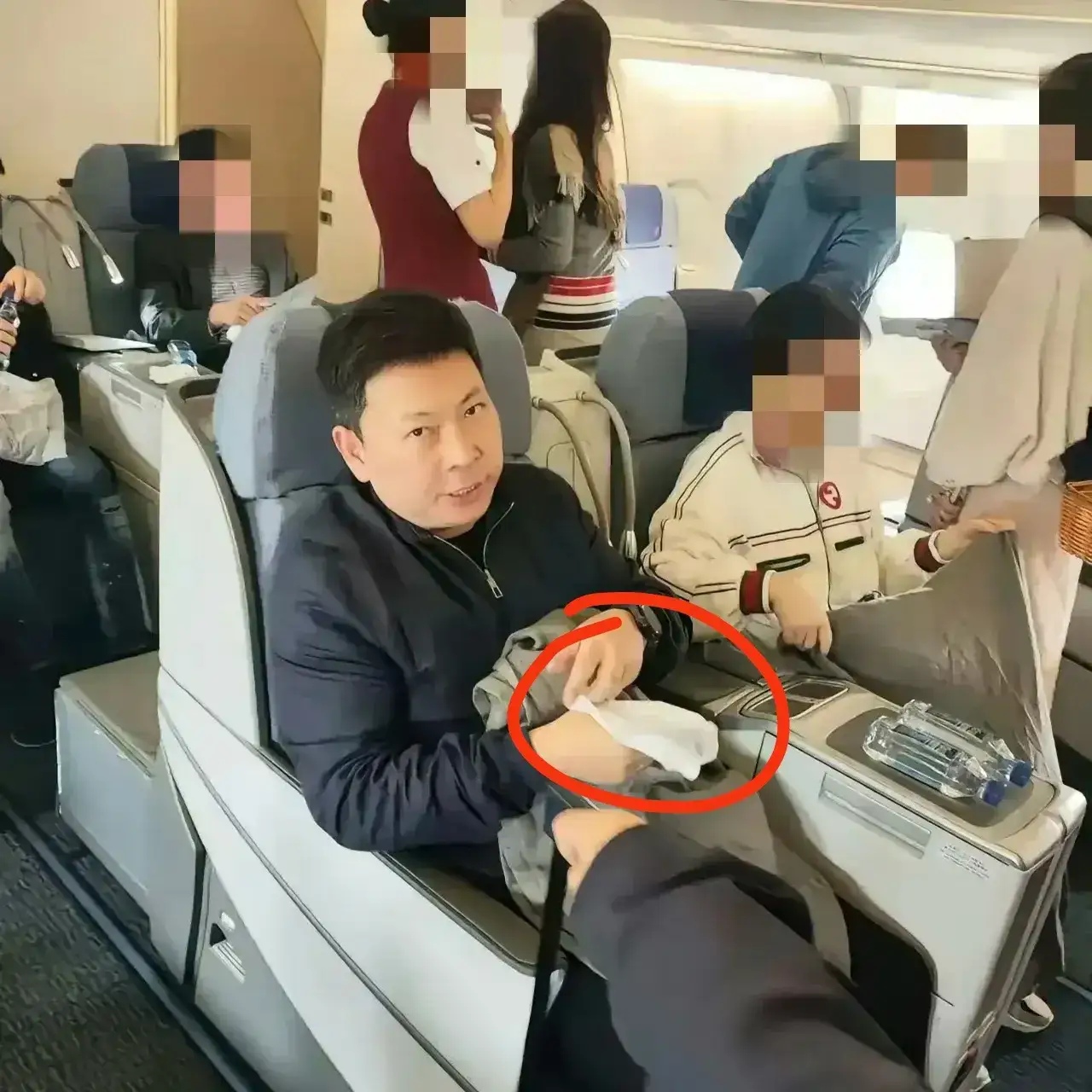 余承东上次在飞机上用三折叠手机，结果被网友拍到了，并且内部还罚了款。但是这一次在