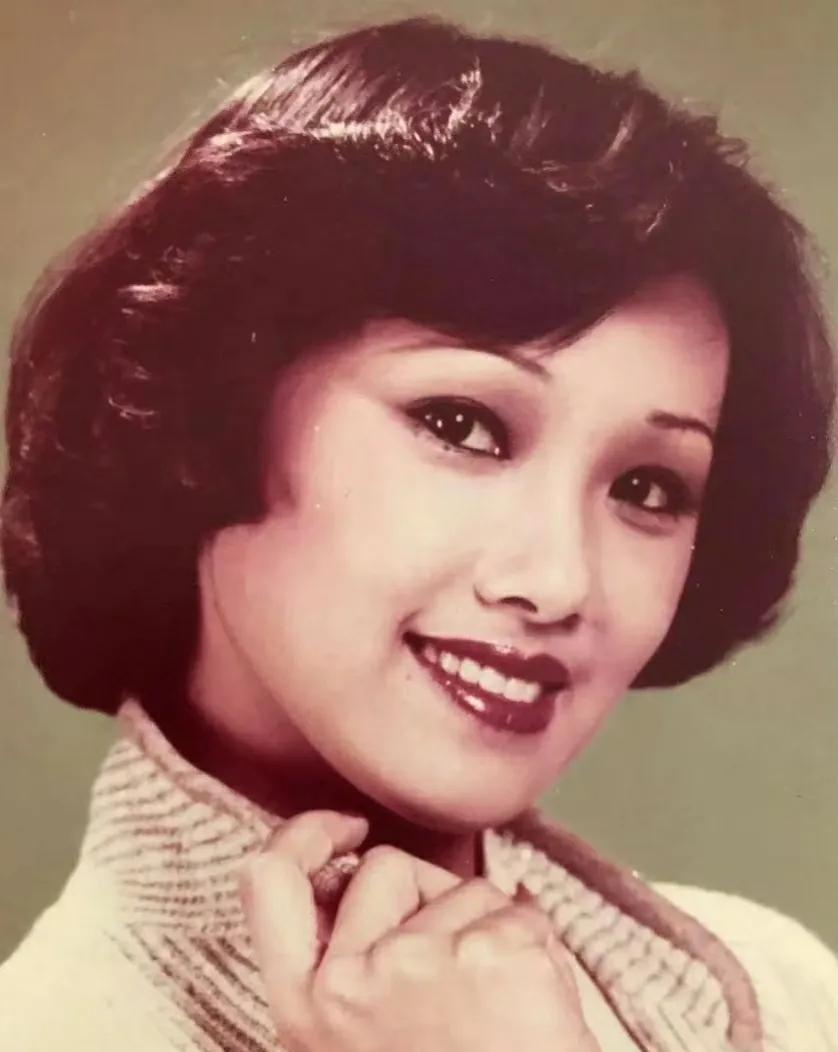 你们猜猜这是TVB里的哪位女明星？小时候就觉得她好漂亮，喜欢看港片的朋友，一定知