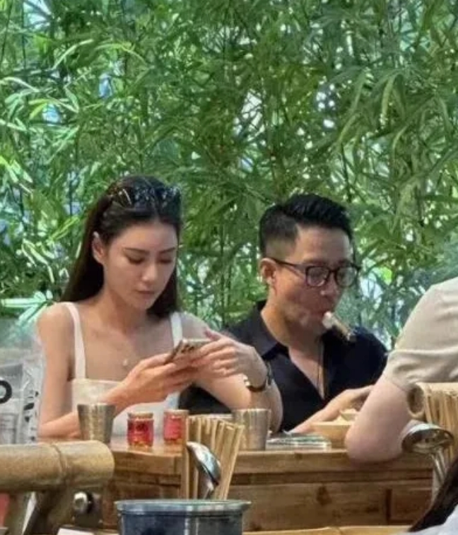 笑死！汪小菲新偶遇一直被骂！吃火锅抽雪茄！网友说他有一种晚清王爷的萎靡感，评论区