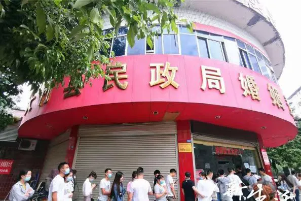 陕西渭南，女子有了新欢，发生关系当晚，就回家跟丈夫提了离婚，可没想到，离婚当日，